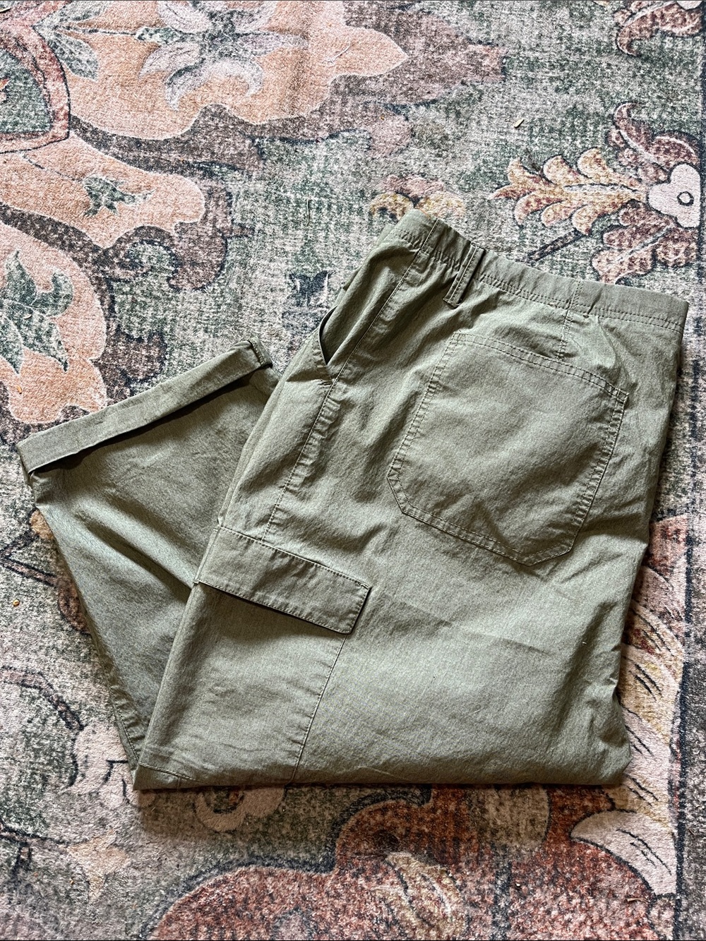 Chico's Women’s Olive Green Cargo Capris  Chicos Size 3 = Size 18  Like New